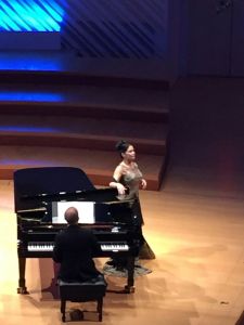 Eglise y el pianista Roberto Berrocal durante la actuación
